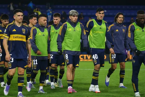 Edinson Cavani y Alan Velasco, los dos jugadores de Boca que fueron silbados por los hinchas antes del arranque del partido