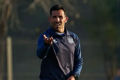 El difícil momento de Carlos Tevez como entrenador en Talleres: "Si nos volvemos locos..."