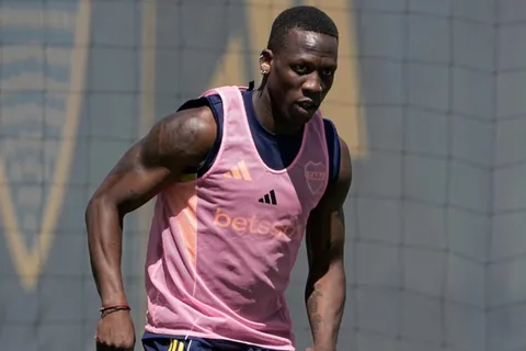 Advíncula dio detalles de su repentina salida de Boca: "Hablé con Riquelme y..."
