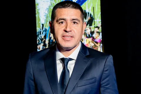 Los 4 jugadores que piensa Riquelme para Boca tras la caída del pase de Romaña