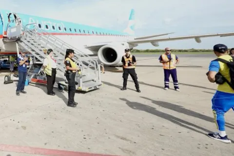 Bajaron al plantel de Boca del avión que iba a Paraguay: el motivo