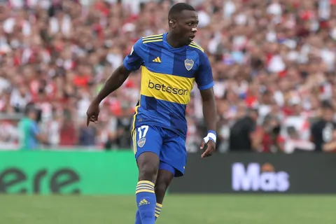 Qué le pasó a Luis Advíncula y por qué se retiró del entrenamiento de Boca