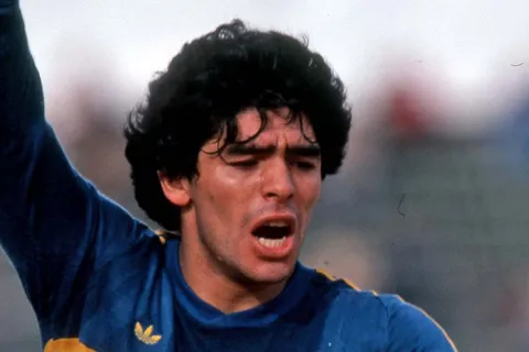 La enorme cifra que pagó un coleccionista por una camiseta que Maradona usó en Boca