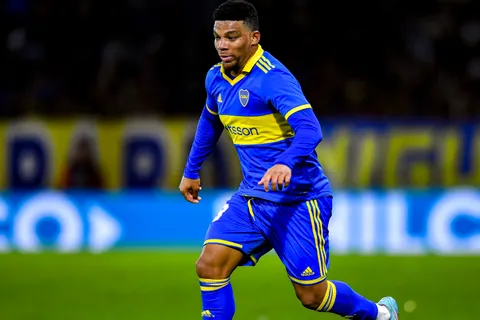 Frank Fabra le dio un regalo especial a uno de los utileros de Boca
