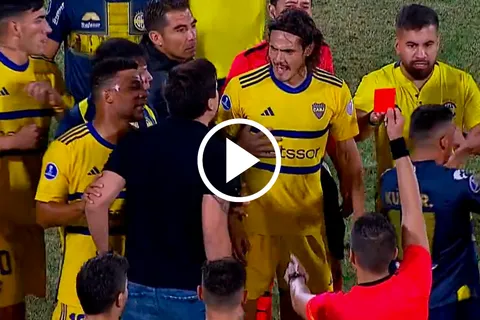 VIDEO | Escándalo en el final: el DT de Trinidense empujó a Cavani y Merentiel