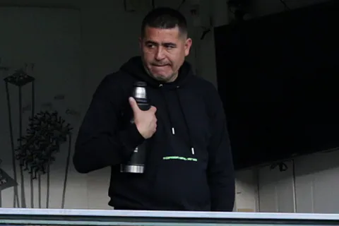 Romaña y dos más: los nombres que Riquelme tiene en carpeta para reforzar la zaga central de Boca