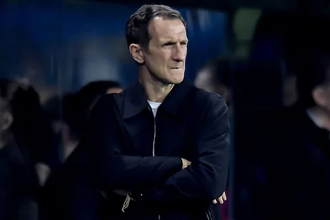 Arruabarrena en La Bombonera, pensando acerca sobre la formación de Boca para el clásico con San Lorenzo. 