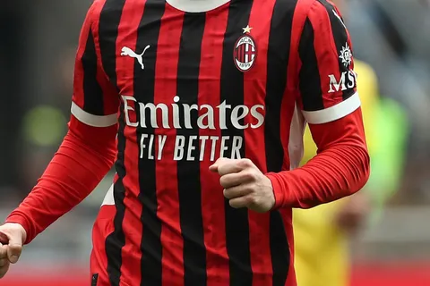 Santiago Giménez juega en el Milan y sueña con jugar en Boca: "Algún día"