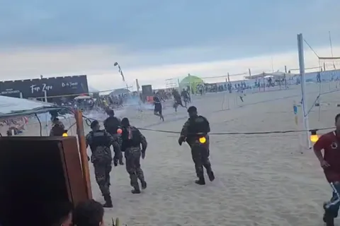 VIDEO | La barra de Fluminense atacó a los hinchas de Boca en Copacabana y hay heridos