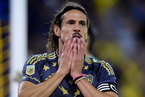 Revelaron detalles de la lesión de Cavani: hubo un choque con un compañero