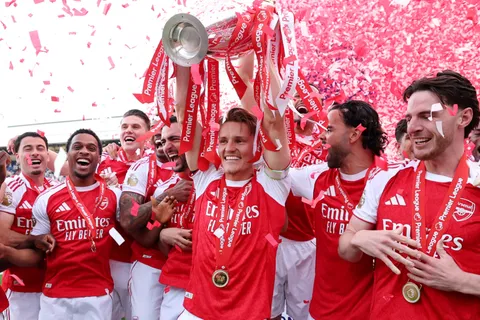 Riccardo Calafiori, figura del Arsenal campeón de la Premier League, visitó La Bombonera