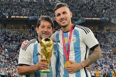 El tatuaje gigante del padre de Paredes para su hijo, con un guiño a Boca