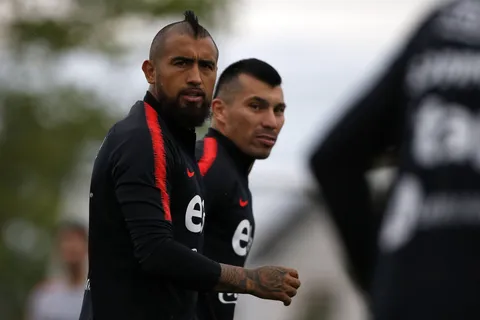 Arturo Vidal junto a Gary Medel