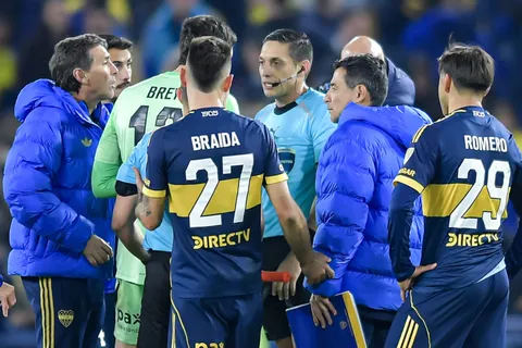 Quién será el árbitro en Boca vs. Universidad Católica en la Copa Libertadores 2026 tras la polémica con Cruzeiro