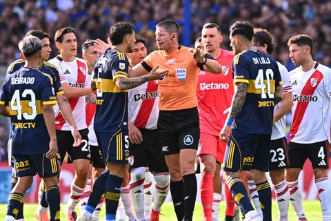 Boca no tiene buenos antecedentes con el árbitro y el VAR elegidos para el Superclásico. 