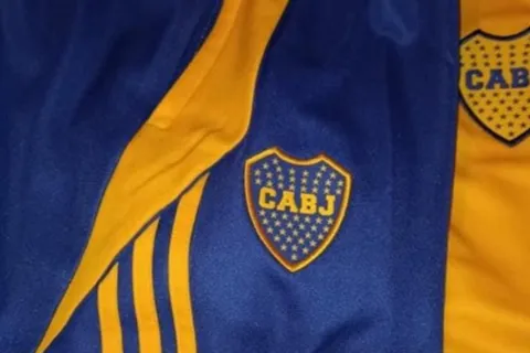 Uno azul, otro blanco: así son los nuevos conjuntos de Boca que saldrán a la venta