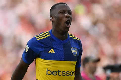 Luis Advíncula eligió a Carlos Zambrano como el compañero más pegador que tuvo en Boca