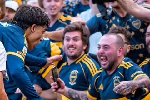 Es italiano, hincha de Boca y fue quien abrazó a Exequiel Zeballos en el gol a River: "Tengo la foto de mi vida"