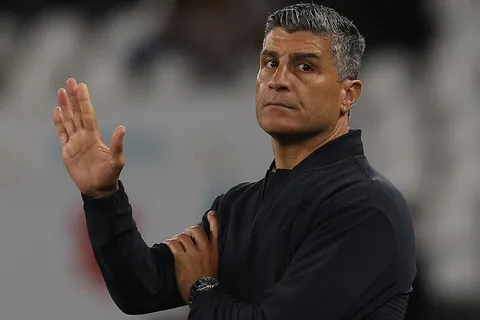 Pedro Emanuel se mostró disconforme con el estadio donde recibirá a Boca.