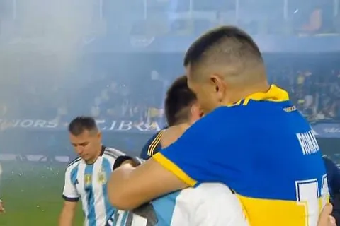 Abrazo entre Messi y Riquelme