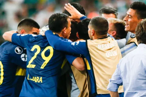 Nahitan Nández jugó en Boca y apareció en una publicación del club en medio de rumores de su regreso