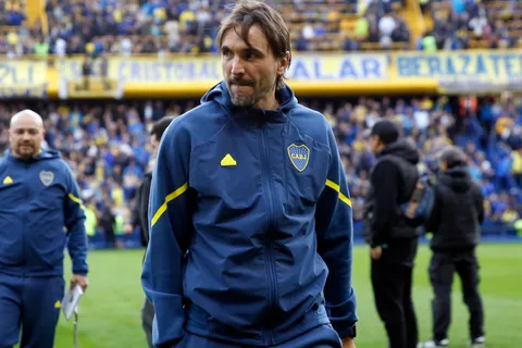 ¿Diego Martínez prueba con línea de 3? Por qué no es nuevo el planteo para el DT de Boca