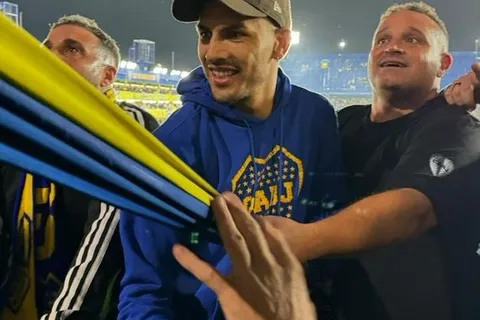Leandro Paredes en La 12 viendo Boca vs. Nacional Potosí