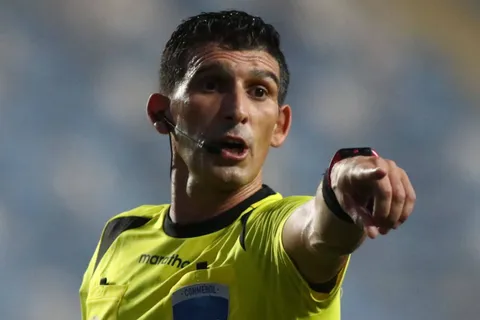 El árbitro Merlos dejó expuesto a Andrés Fassi: "Entró con un arma de fuego"