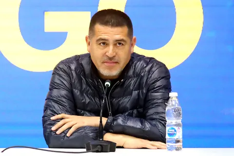 Riquelme quiere reforzar el lateral derecho: los tres jugadores que interesan en Boca