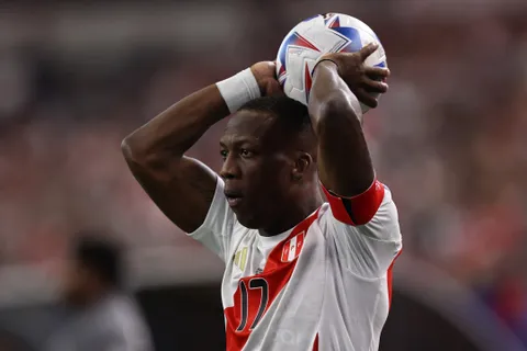 Luis Advíncula en la Selección de Perú