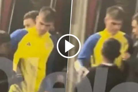 Kevin Zenón sacandose fotos con los hinchas de Newell´s