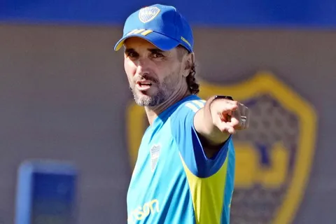 Diego Martínez probó dos equipos pensando en el Superclásico contra River