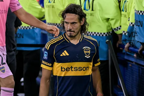 Edinson Cavani decidió operarse para volver a jugar en Boca: cuánto tiempo estará de baja