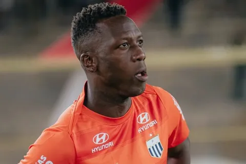 Luis Advíncula fue expulsado antes del minuto de juego en Perú y en Boca todos se acordaron de lo mismo