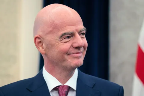 Infantino posó con una bandera de Boca que carga a River por el descenso