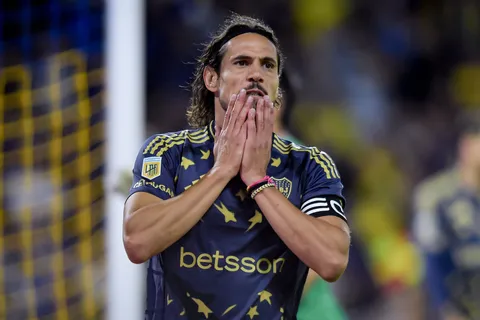 Edinson Cavani volvió a lesionarse