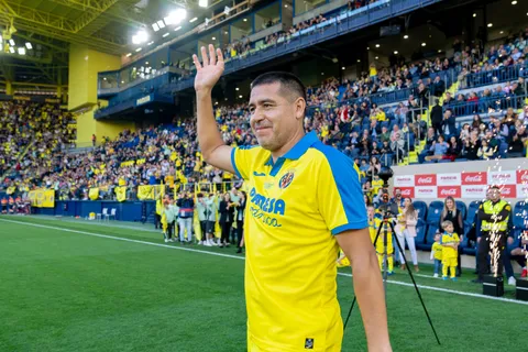 "¿Y si te llama?": una marca le hizo un guiño a Riquelme y los hinchas la pidieron como sponsor para la camiseta