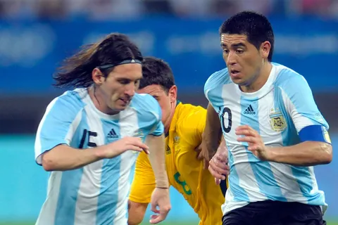 Revelaron cómo fue el primer encuentro entre Riquelme y Messi: "Lo miraba como si fuera un Dios futbolístico"