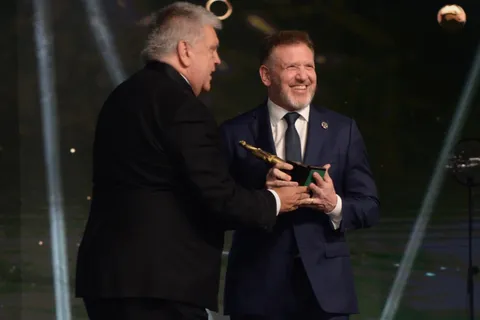 Sorpresa total: el presidente de CONMEBOL recibió un Martín Fierro, ¡por la final entre Boca y Fluminense!
