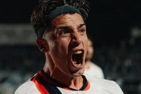 Riquelme aceleró y Boca envió una oferta formal para cerrar a Alexis Cuello