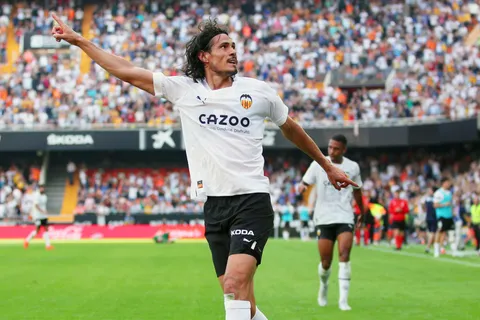 La contundente decisión de Valencia con Cavani mientras define su futuro