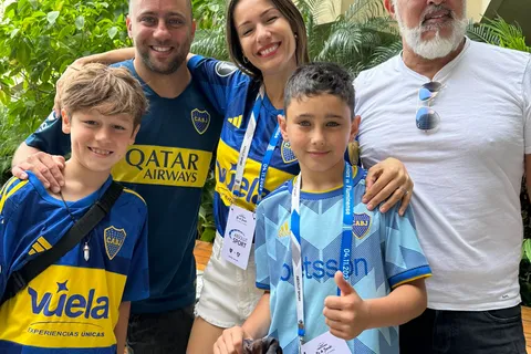 Pampita junto a Benjamín, fanático de Boca