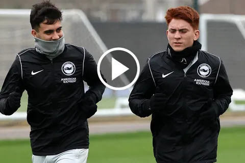 El Colo Barco junto a Facundo Buonanotte en su primer entrenamiento con Brighton