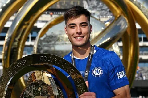 El mismo camino: las coincidencias en las carreras de Aaron Anselmino y otro ex Boca que ahora la rompe en Europa