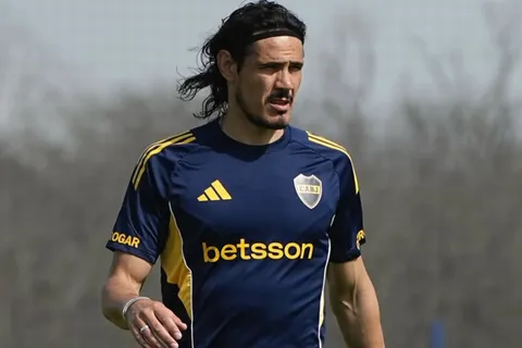 Edinson Cavani terminó la práctica de Boca con una sobrecarga