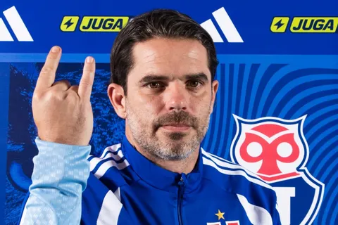 Foto viral: la insólita seña que hizo Gago en su presentación en Universidad de Chile tiene una explicación
