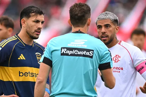 El cuerpo arbitral explicó por qué no echaron a Barrios por la piña a Merentiel en Boca vs. Barracas: "Es una jugada..."