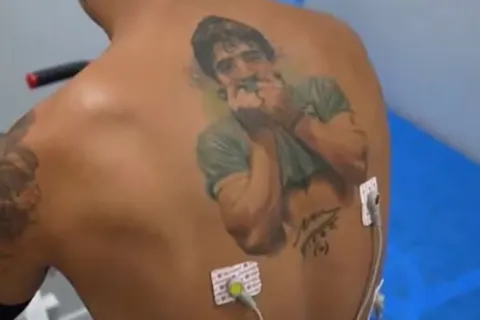 Lo lleva en la piel: quién es la figura de Boca que tiene un tatuaje gigante de Diego Maradona