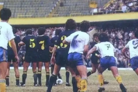 A 40 años del "fibronazo": el día que Boca jugó con camisetas pintadas con marcador