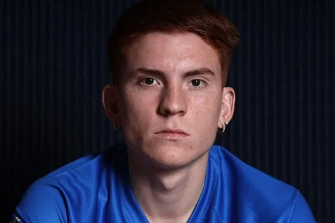 Luego de elogiarlo por su debut, el DT del Brighton tomó otra extraña decisión con el Colo Barco